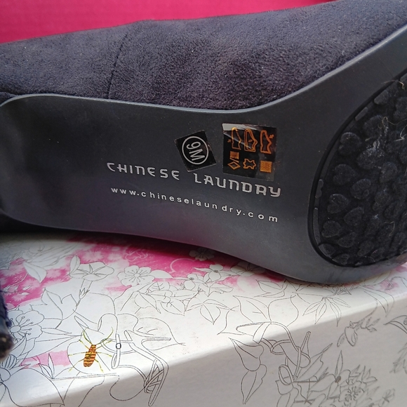 Black Sued size 9 High Heels - Picture 3 of 7